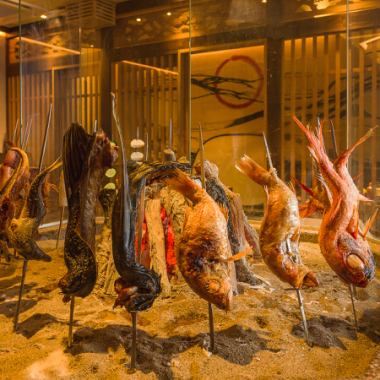 職人が炭火でじっくり焼き上げる！素材の旨みを凝縮した『名物・原始焼き』