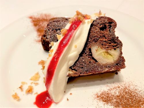 Gateau chocolate with banana