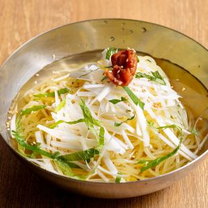 肉バルの梅しそ冷麺
