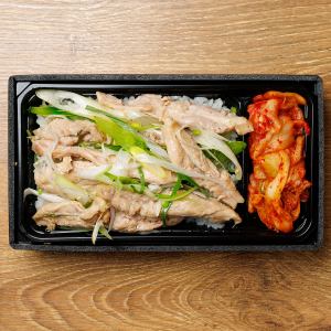 Salted chicken breast rice bowl with green onions