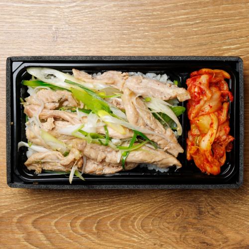 Salted chicken breast rice bowl with green onions