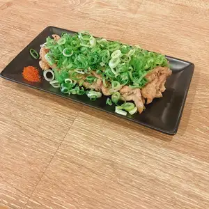 雞頸肉與蔥、鹽和柚子胡椒一起翻炒。