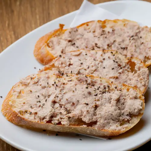 Crostini with aged beef ham