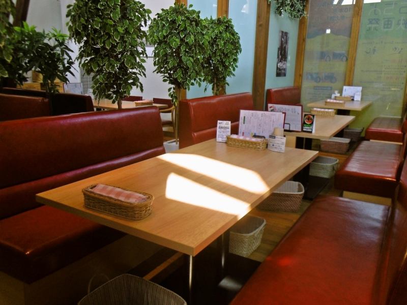 店内には椅子席だけではなく、ソファ席も。ゆったり、食事やお酒が楽しめる。小さい子供を連れた家族連れにもGOOD。オードブルメニューやテイクアウトもOK！