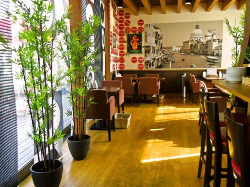 スタイリッシュなインテリアに日常を忘れてゆっくりくつろげる。愛煙家に嬉しいスモーキングエリアもある心遣い。