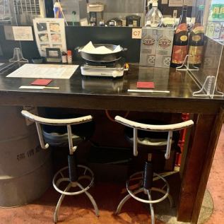 The counter seats are popular with singles and couples! Also use those who want to drink slowly!