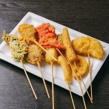 自慢の串カツを是非味わいください！