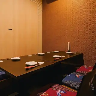 【4~10名様掘りごたつ完全個室】靴を脱いでお座りいただく掘りごたつ使用の完全個室です。4名様~ご利用いただけます。和情緒溢れ、温もりを感じる個室なので、仕事仲間との会話も弾みます。