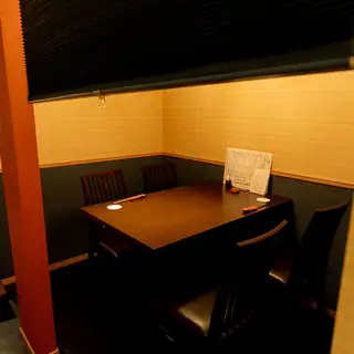 【2名様~すだれ半個室】すだれで仕切りられたプライベート空間。接待や会食、お祝いなど各種場面で幅広くご活用いただけます。温かみを感じさせる和空間でリラックスした時間を過ごしください。