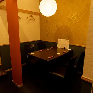 【2名様~すだれ半個室】すだれで仕切りられたプライベート空間。接待や会食、お祝いなど各種場面で幅広くご活用いただけます。温かみを感じさせる和空間でリラックスした時間を過ごしください。