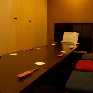 【4~10名様掘りごたつ完全個室】靴を脱いでお座りいただく掘りごたつ使用の完全個室です。4名様~ご利用いただけます。和情緒溢れ、温もりを感じる個室なので、仕事仲間との会話も弾みます。