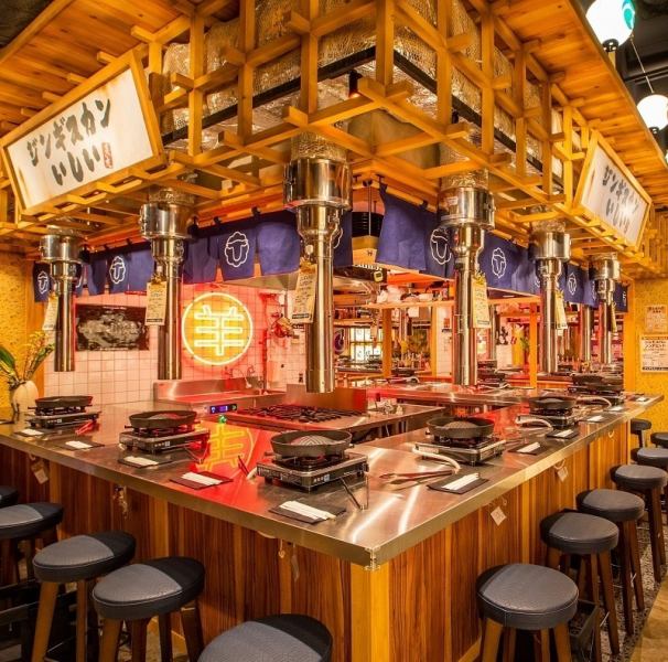 ≪活気ある横丁で盛り上がること間違いなし！≫テーブル席は、会社帰りや友人との飲み会にもぴったり！雰囲気抜群の横丁で、たくさんのいい出会いをお楽しみください♪気分に合わせてお料理やお店をお選び頂けます◎
