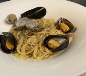 Vongole bianco with clams and mussels