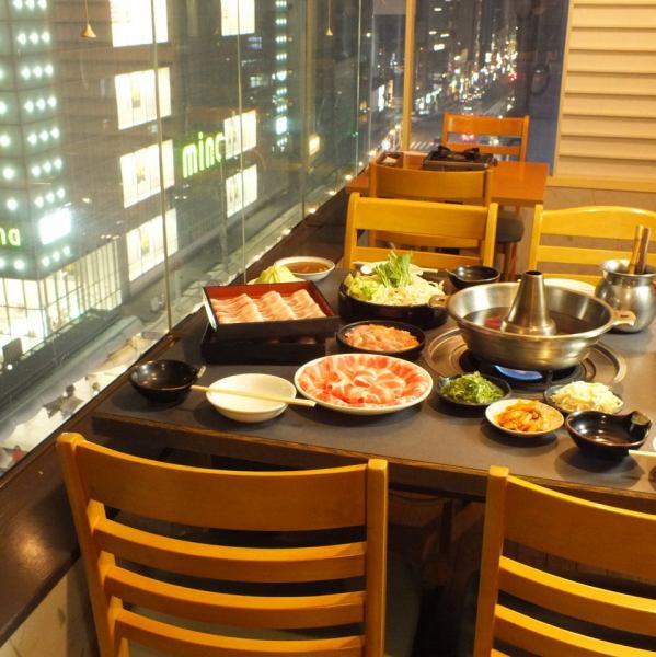 【夜景が見えるテーブル席】しゃぶしゃぶを楽しめるテーブル席コーナーは夜景が見えて雰囲気◎