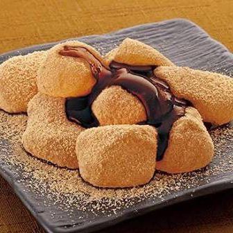 Warabi mochi with black honey-yellow powder