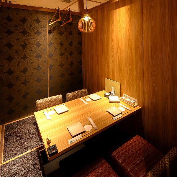 【少人数から利用可能な個室♪】 モダン&スタイリッシュな個室は2名様~ご利用頂けます。プライベート空間で素敵なお時間をお過ごし下さい。個室宴会は最大56名様迄対応可能♪中~大規模な会社宴会や大型宴会にもおすすめです。ワンランク上の上質なくつろぎ空間で当店自慢の創作和食を存分にお楽しみ下さい。
