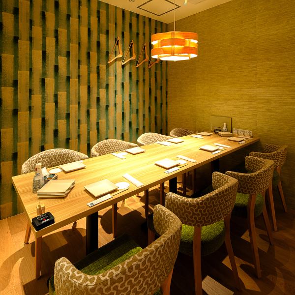 【デート・女子会・合コンに◎】 お洒落でスタイリッシュな店内はデートや女子会、合コンにもオススメ!テーブル席はもちろん、最大56名様でご利用可能な個室も完備★ご宴会に最適なお部屋は人気につき、早めのご予約がおすすめです♪各種ご宴会にもぜひご利用ください!