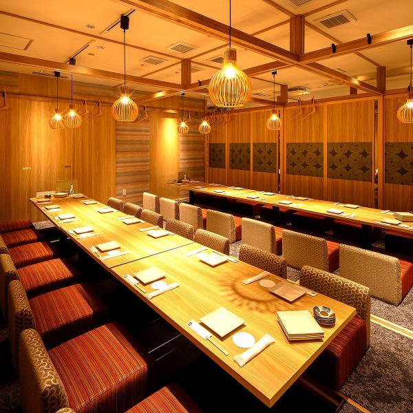 【大人数宴会も歓迎♪】 こだわりのお料理を最大限にお楽しみいただける上質な個室空間でお客様をおもてなしいたします。風情を感じさせる落ち着いた個室で、ゆったりとした楽しいひと時をお過ごしください。同窓会から接待、会社宴会まで、様々なシーンにご利用いただけます。