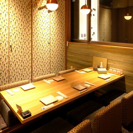 女子会やご家族でのお食事、接待にも最適な6名様個室をご用意。ゆったりとくお寛ぎいただける個室空間で当店自慢の創作料理の数々をご堪能くださいませ!人気の個室のご予約はお早めにどうぞ♪個室宴会は最大56名様までご利用いただけます◎