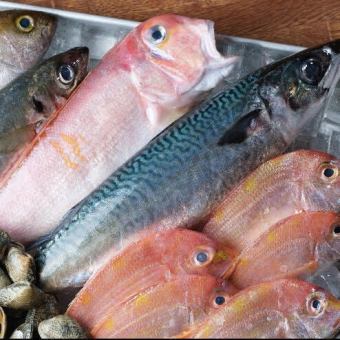 【人気No.1◎】　旬の鮮魚ユッケや自慢の煮込みに土鍋ご飯など全10品と生アリ贅沢飲み放題付き◎