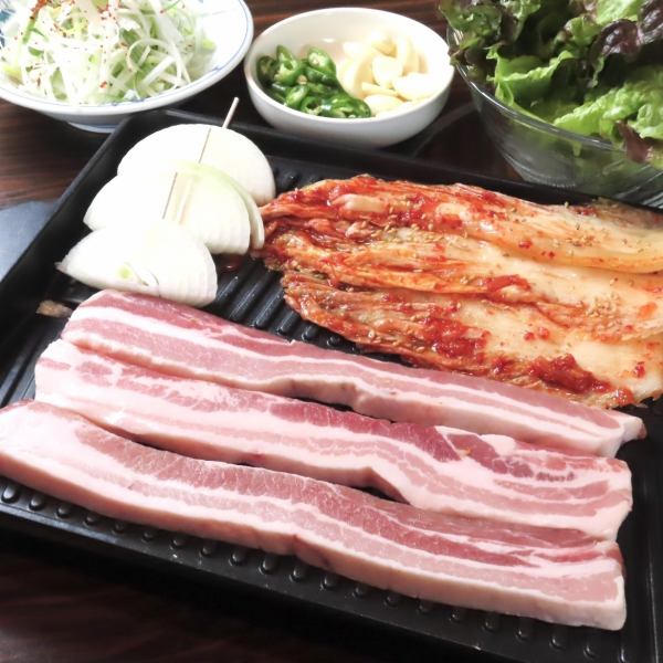 【サムギョプサルセット(2人前)】サンチュ、ネギサラダ、にんにく、青唐辛子、玉ねぎ付き