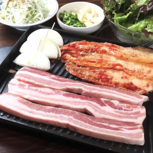 【サムギョプサルセット(2人前)】サンチュ、ネギサラダ、にんにく、青唐辛子、玉ねぎ付き