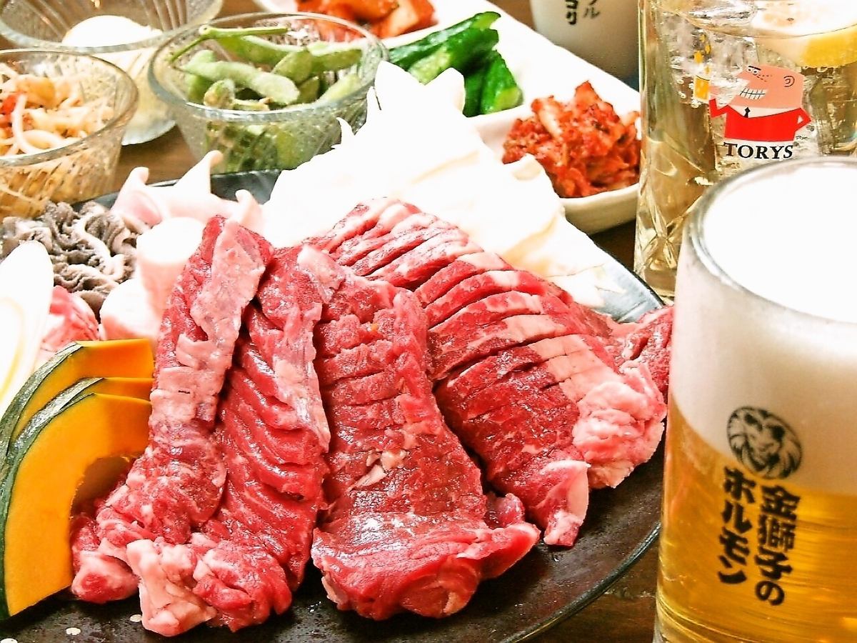 希少部位の炭焼ホルモンや種類豊富な赤身のお肉が味わえる！90分飲放1500円～