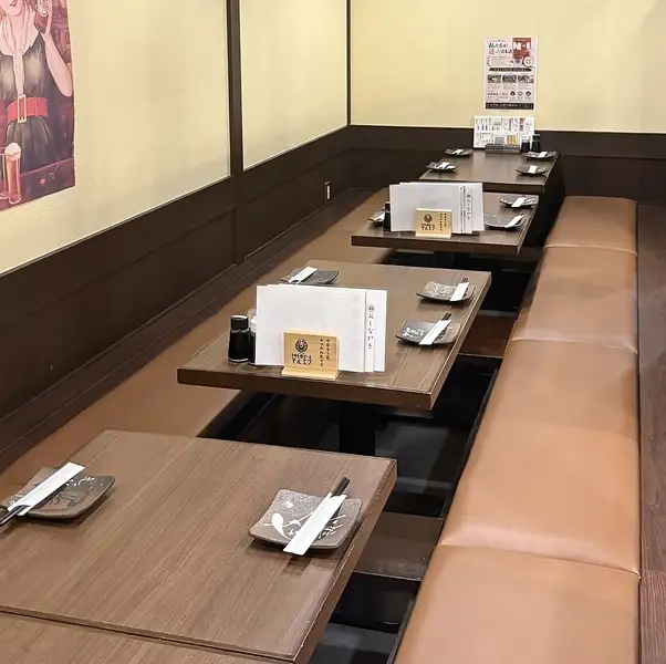 我们提供种类丰富的菜肴，包括马肉料理和铁板烧居酒屋菜品，期待您的光临！当然，我们也提供各种清酒、烧酒和鸡尾酒~☆