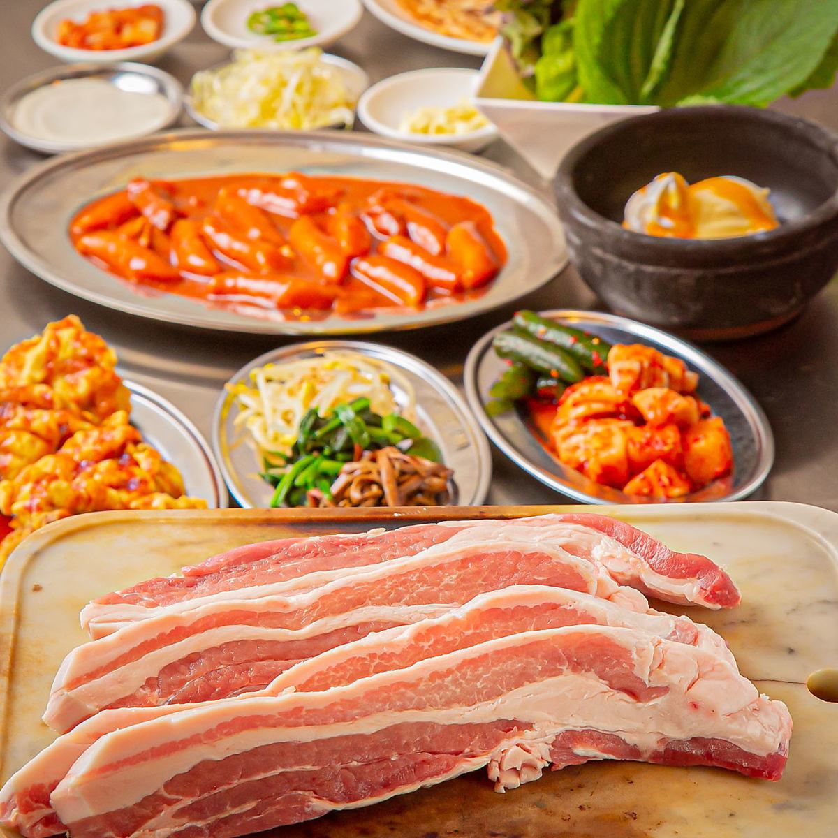 Our signature dish, raw samgyeopsal, is even more delicious with condiments and leafy vegetables!