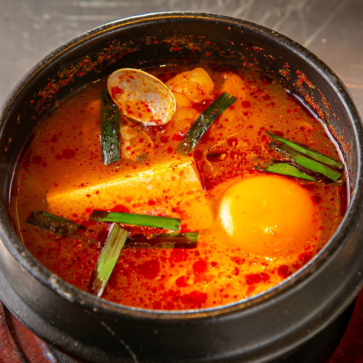 受欢迎的sundubu jjigae和辣汤让人上瘾。