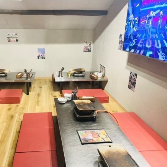 The 1st floor has counter and table seats.The 2nd floor has a tatami room and a bright interior.