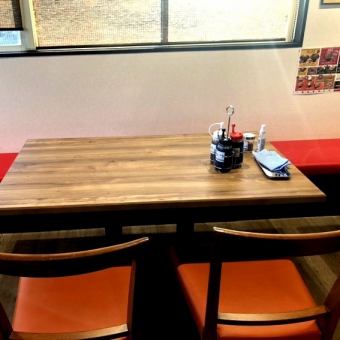您可以在窗戶旁邊的桌子（沙發座位）上悠閒地用餐。