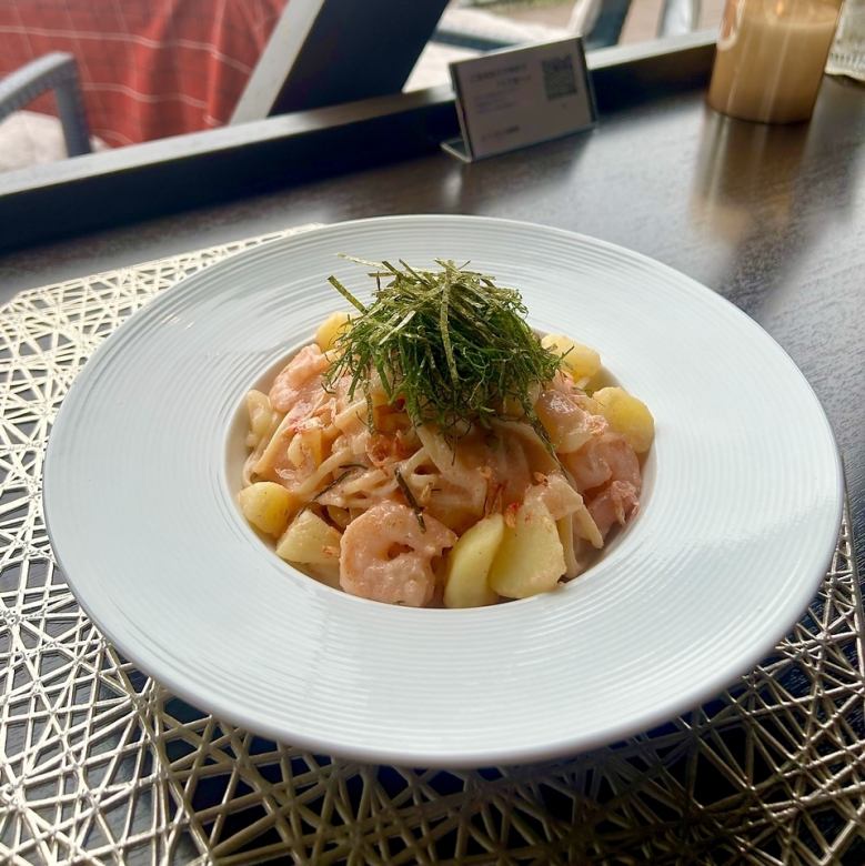 Steamy new potatoes, plump shrimp and mentaiko pasta