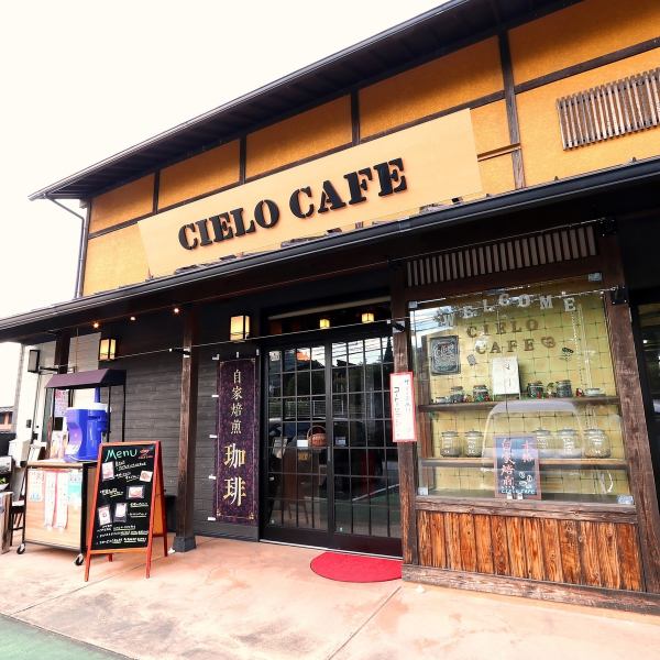 這是一個古老的私人住宅咖啡館，在Nishi-Oita山上開放，俯瞰大海♪旁邊的“Kanzaki Onsen Tenkai no Yu”！還有一個停車場，所以隨意開車來！