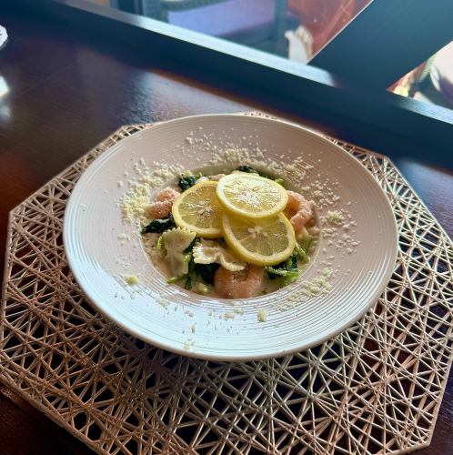 Lemon cream pasta with shrimp and spinach