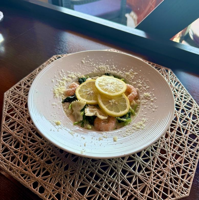 Lemon cream pasta with shrimp and spinach