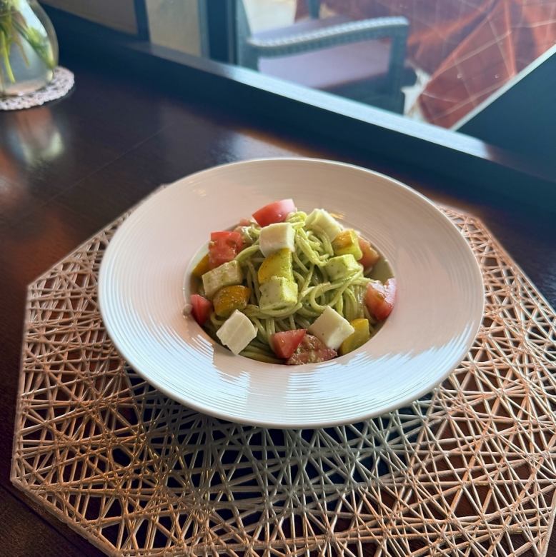 Tomato and zucchini mozzarella pesto