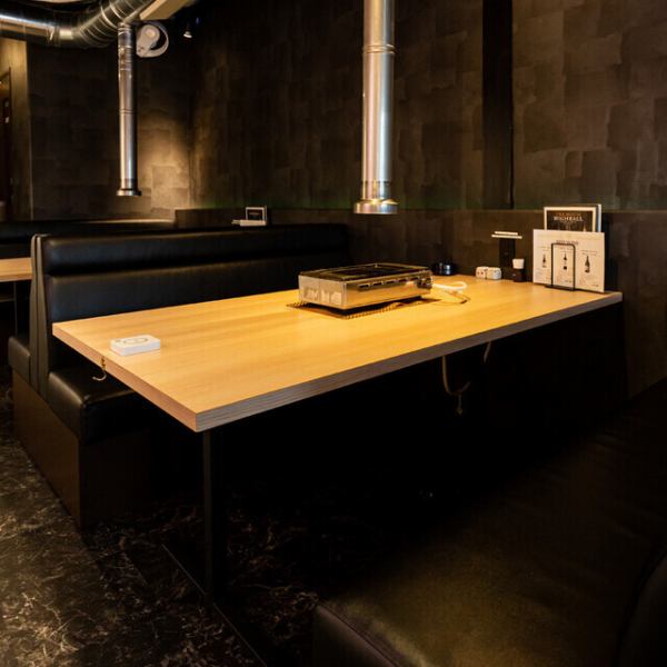 少人数にはカウンター席やボックス席がおすすめ。2名様から対応可能で、仕切りで周囲を遮りリラックス感たっぷり！ソファータイプもあり、長時間の食事でも疲れにくい工夫がされています。落ち着いた照明と温かみのある空間で、大切な方とのひとときを過ごせます。どの席も居心地良く食事を楽しめる設計です。