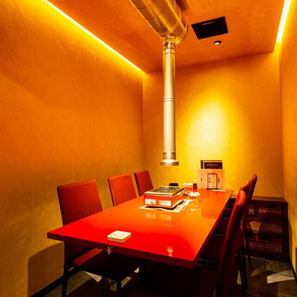 1階はバリアフリー仕様で車椅子利用も可能！どなたでも安心して来店できます。黄金色のプライベート感のある半個室も完備。さらに玉造駅から徒歩圏内でアクセス抜群。外観は落ち着いた趣で、店内はモダンと和を融合した心地よい空間が広がります。素材と調理にこだわる料理提供と、丁寧な接客で特別な時間をお約束◎