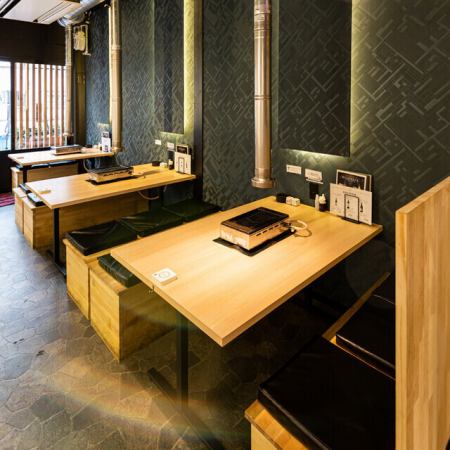 １階はバリアフリー仕様、どなたでも気軽にご使用頂けます。2階テーブルは背もたれにすだれの仕切りあり。個室感のあるソファ席と落ち着いた照明でゆったりとした雰囲気を演出しています。