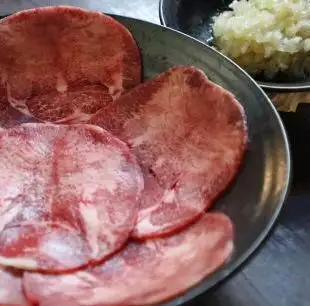 Beef tongue with green onion and salt