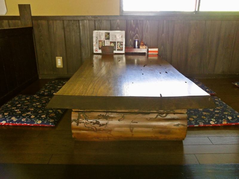 せんの木の一枚板。ぬくもりある天然木を使用した自慢のテーブル。大きめなので広々と使うことができる。