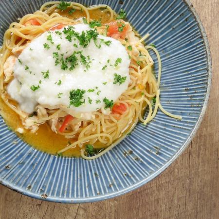蒸し鶏と長芋のオイルパスタ