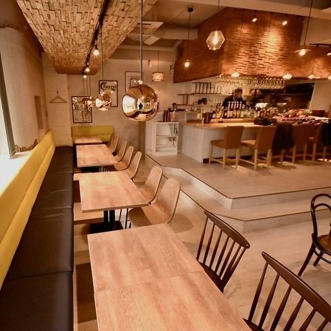 【西千葉でのご宴会はロメロで♪】会社宴会や同窓会にも◎大人数での女子会やママ友時にもおすすめ！店内は、テーブル席とカウンターがあり、どのシーンでもご対応可能。ご希望をお受けしておりますが、ご要望に応じて柔軟にご提案させていただきます。お気軽にご連絡を！マイク、プロジェクターご用意可能です♪