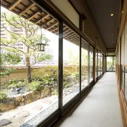 お客様には安心してご来店いただけますよう、安全に配慮し運営いたします。密を避けるため、客席は感覚を空けてご利用いただきます。スタッフはマスクを着用にて接客させていただきます。可能な範囲において、定期的に換気除菌清掃いたします。ご入店時には手のひら消毒と検温検査のご協力をお願いいたします。