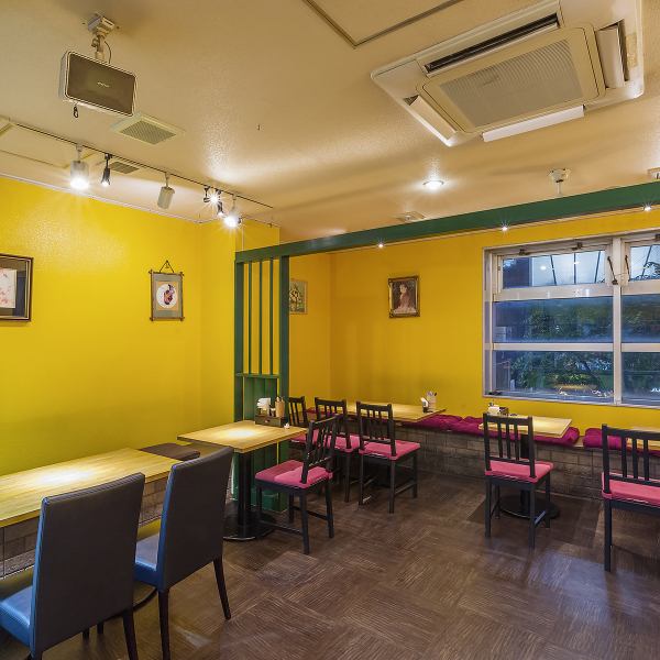 【ゆったりお寛ぎください♪】店内は広々とした空間で、明るい雰囲気が広がっています。ご家族連れのお客様にもぴったりなお店です。貸切も可能ですので、大切なひとときをお過ごしいただけます。広々とした空間で明るく楽しい時間を過ごしましょう！