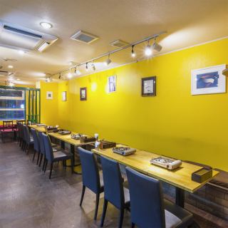 店内は広々とした空間で、明るい雰囲気が広がっています。楽しい時間を過ごしましょう！※人数に合わせてレイアウトを変更できます。