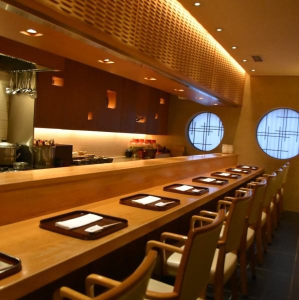 水の音が心地よく響く静かな空間で、大切な人との特別なひとときをお楽しみください。穏やかな空間で、心温まる会話や思い出話を彩ります。自然の音に包まれながら、厳選された料理と共に、特別な時間をお過ごしいただけます。四季折々の風情を感じるこの場所で、心を込めたおもてなしと共に、お食事をお楽しみください。