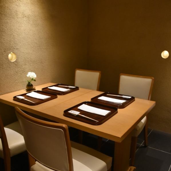 当店では、カウンター席を8席、4名様まで収容可能な個室を1部屋ご用意しております。また、貸切についても8名様から対応可能ですので、お気軽にお問い合わせください。接待、結納、法事など幅広い用途でご利用いただけます。また、八王子駅からも好アクセス！各種お集まりに最適です。皆様のご来店をお待ちしております。