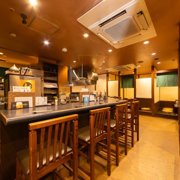 If you want to enjoy delicious yakitori and plenty of alcohol in Okayama, go to [Kushiyaki Akiya]★The interior of the restaurant has a lively yet cozy atmosphere, with warm lighting.We also have sunken kotatsu type seats and counter seats, so not only individuals, but also families and couples can enjoy a private time♪